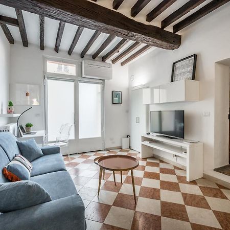 Casa Camilla - Arty Suite Nel Centro Storico Парма Екстериор снимка